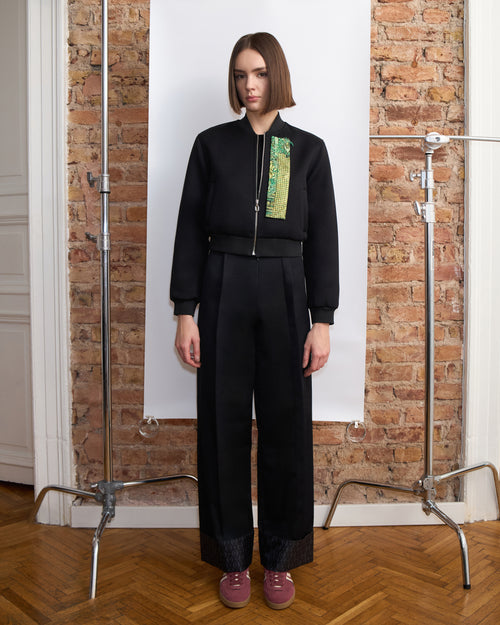 Siyah fermuarlı bomber crop ceket – ön ve arka yüzeyinde patch uygulama alanı ile